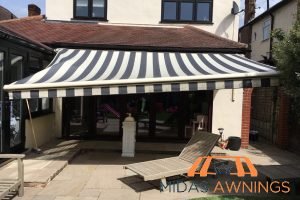 sagging-or-uneven-appearance-6-warning-signs-your-awnings-are-not-properly-installed-awnings-midas-awnings-singapore