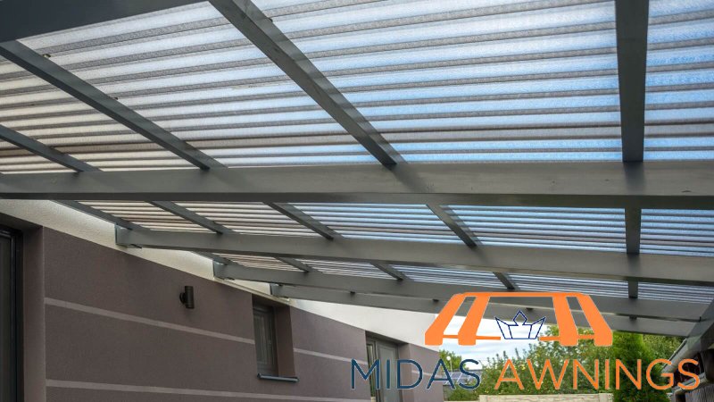 featured-8-essential-tips-for-cleaning-algae-removal-and-mold-prevention-on-polycarbonate-roofs-polycarbonate-roofing-midas-awning-singapore